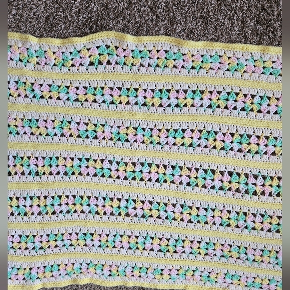 Vintage 1988 Crochet Baby Blanket 50 X 33 Unisex Colors Scalloped Edges Wrap - Picture 8 of 9